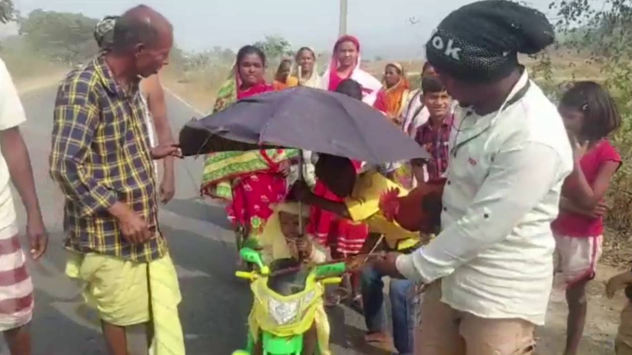 Strange Marriage: కల్వర్టుతో బుడ్డోడికి వివాహం.. బొమ్మ బైక్‌పై ఊరేగుతూ భళే సందడి చేసిన బాలుడు ..