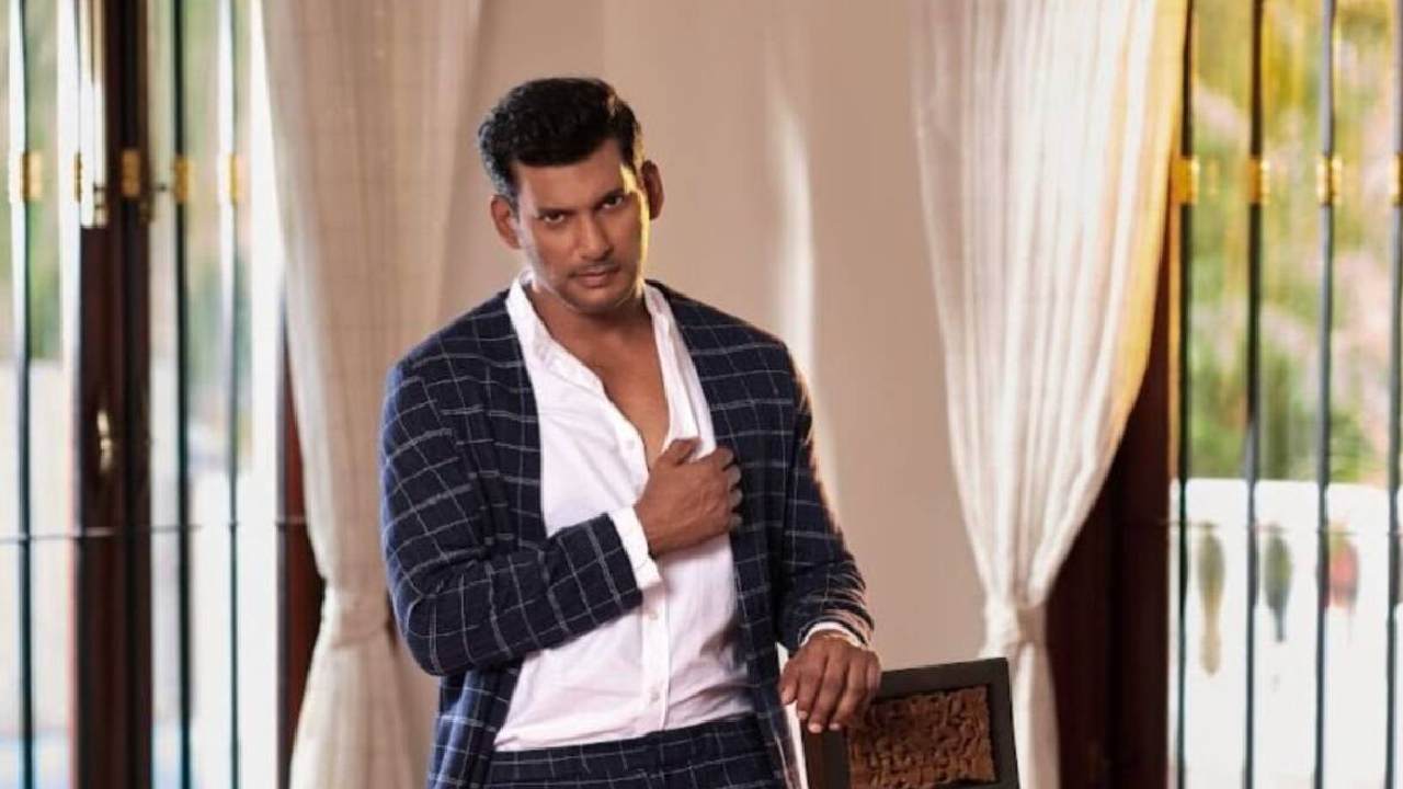 Vishal : గుండె పై ఆ నాయకుడు టాటూ వేయించుకున్న విశాల్..