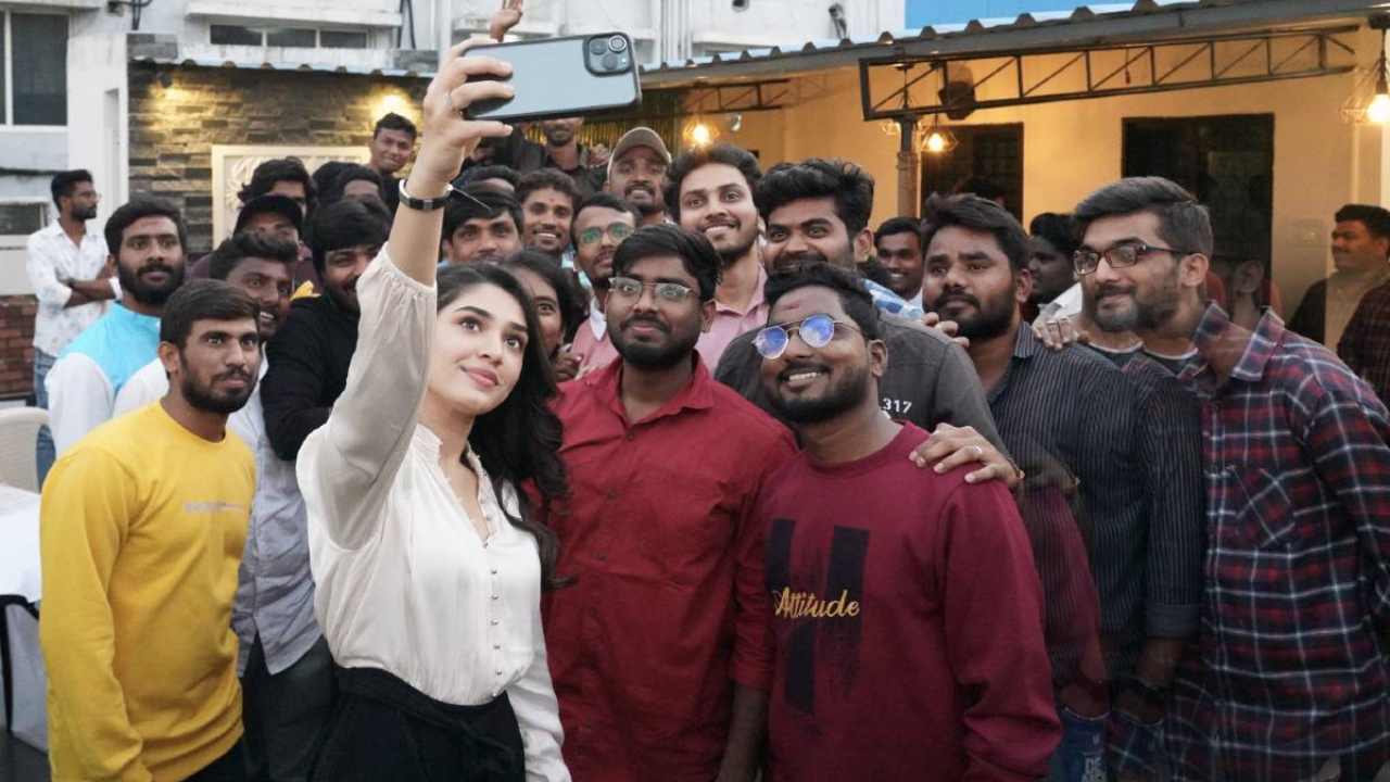 Krithi Shetty : సైలెంట్‌గా హైదరాబాద్‌లో ఫ్యాన్స్ మీట్ పెట్టిన కృతిశెట్టి.. వైరల్ అవుతున్న సెల్ఫీ..