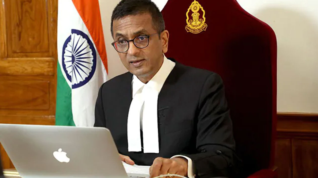 CJI Chandrachud: టెక్నాలజీ తెలియదని మొబైల్ ఫోన్ వదిలేస్తారా?.. హైకోర్టు న్యాయమూర్తులకు సీజేఐ స్ట్రాంగ్ మెసేజ్
