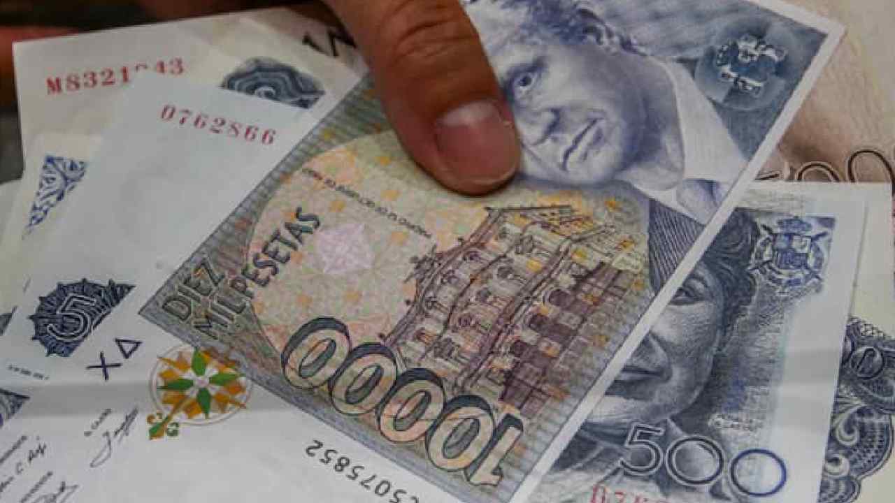 Currency Notes: ఇంటిగోడల్లో దొరికిన నోట్ల కట్టలు తీసుకుని బ్యాంకుకు వెళ్లిన ఓనర్‌కు షాక్.. అసలేం జరిగిందంటే!