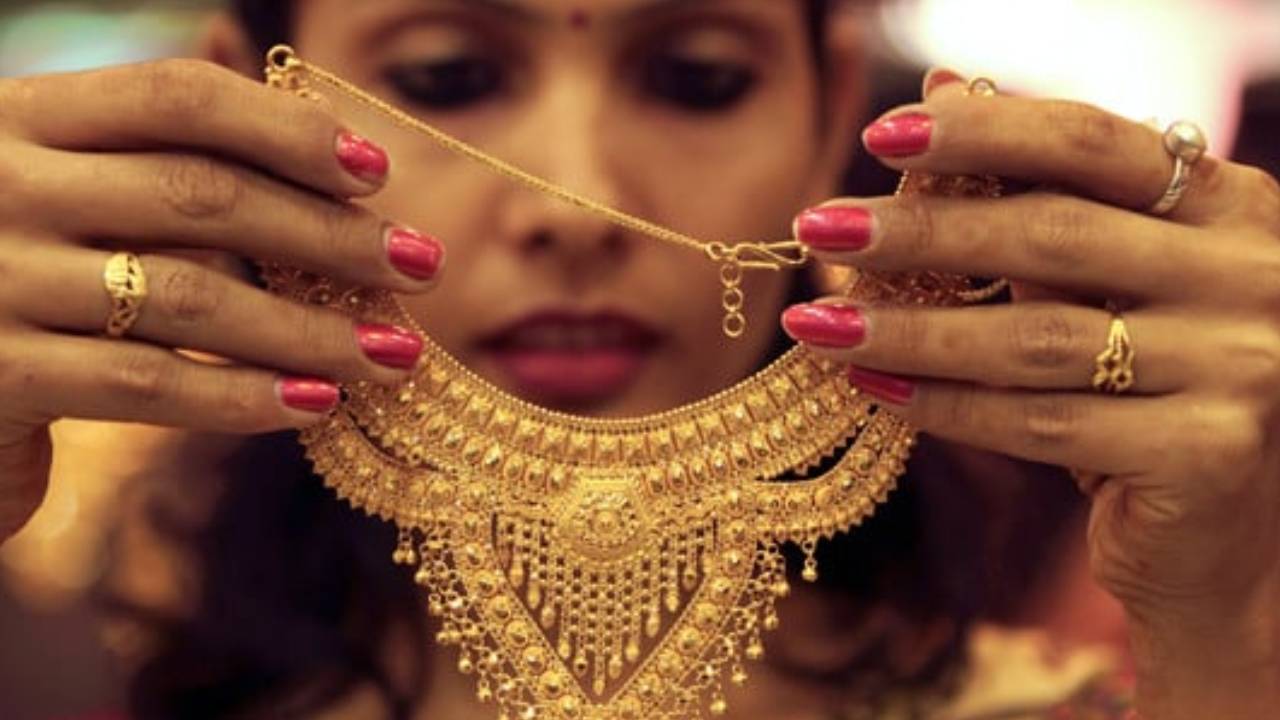 Gold Price: బెంబేలెత్తిస్తున్న బంగారం.. భారత్‌లో రికార్డు స్థాయికి గోల్డ్ ధరలు