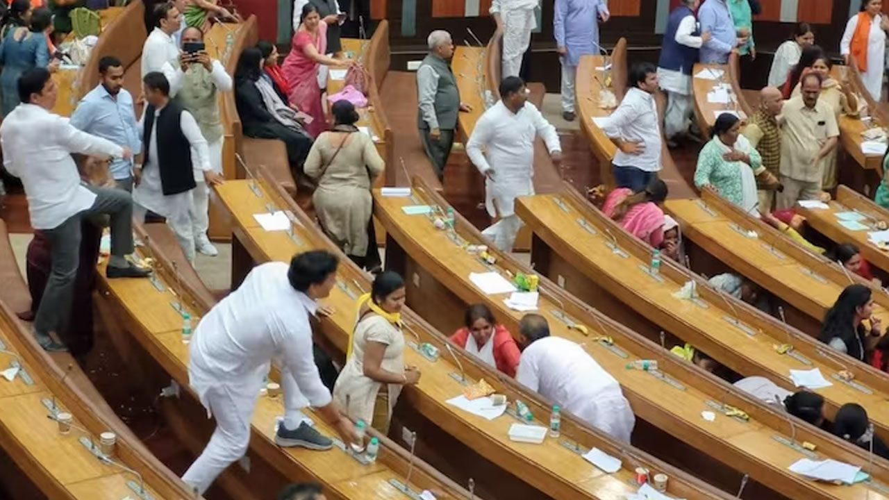 MCD House: సభలో బీజేపీ, ఆప్ సభ్యుల కుమ్ములాట.. నిన్న రాత్రి అలసిపోయి అక్కడే పడుకున్నారు. ఈరోజు లేవగానే మళ్లీ స్టార్ట్