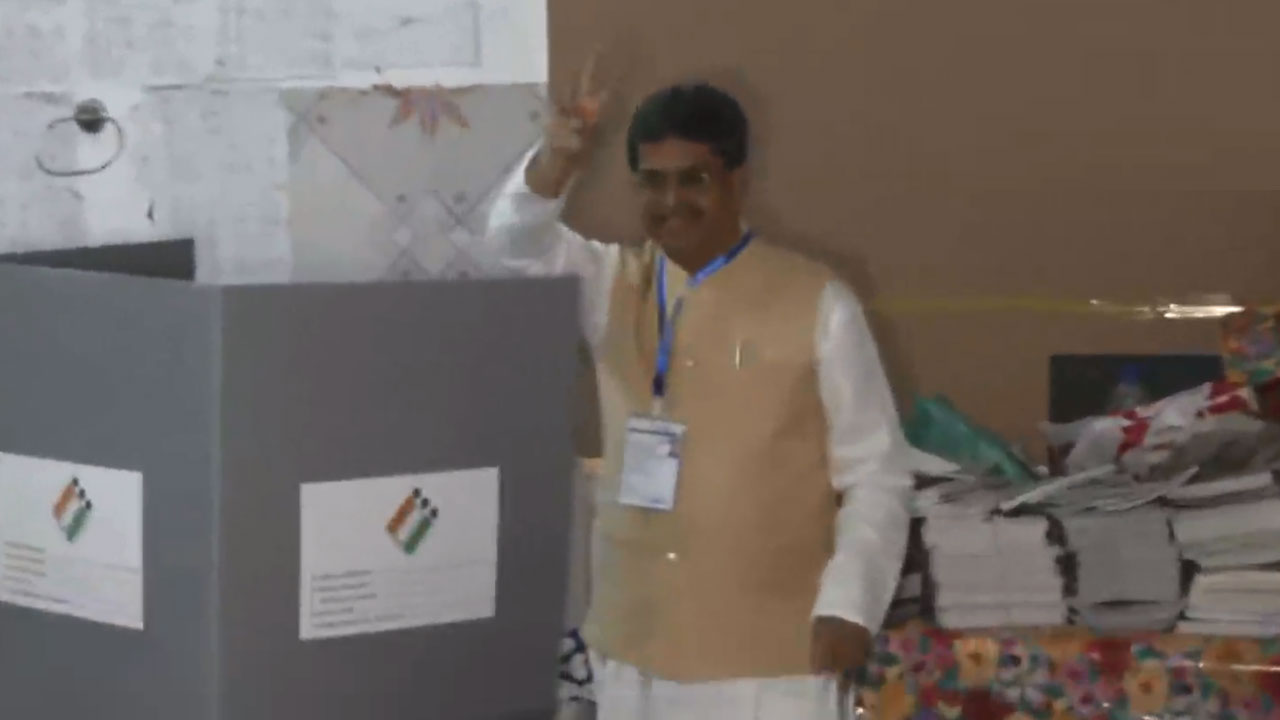 Tripura Assembly Polls: అగర్తలాలో ఓటు వేసిన ముఖ్యమంత్రి మాణిక్ సాహా