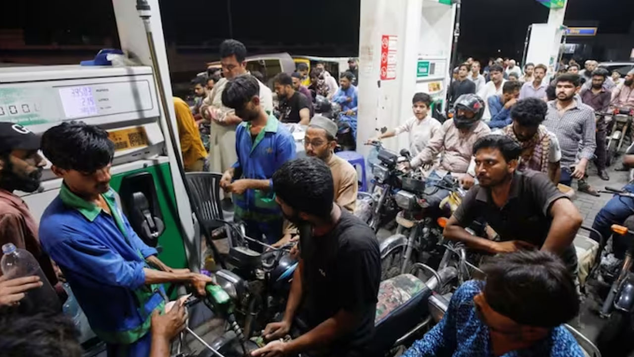 Pakistan: పాకిస్తాన్‭లో రికార్డ్ స్థాయికి పెరిగిన పెట్రోల్ ధరలు.. ఒక్క లీటర్ ఎంతో తెలుసా?
