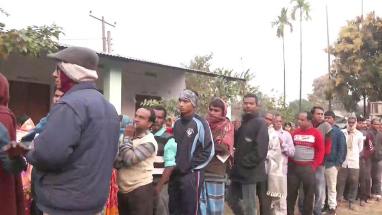 Tripura Assembly Polls: పోలింగ్ స్టేషన్ల ముందు బారులు తీరిన ఓటర్లు.. త్రిపురలో ఘనంగా కొనసాగుతున్న పోలింగ్
