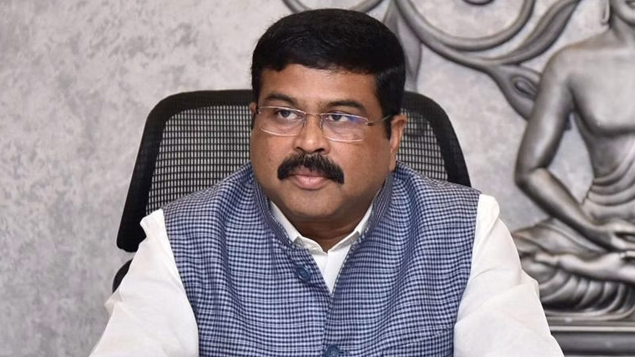 Dharmendra Pradhan: విద్యార్థులు ఏడాదికి 2 సార్లు బోర్డు పరీక్షలు రాయడం తప్పనిసరా? కేంద్ర మంత్రి ధర్మేంద్ర ఏం చెప్పారు?