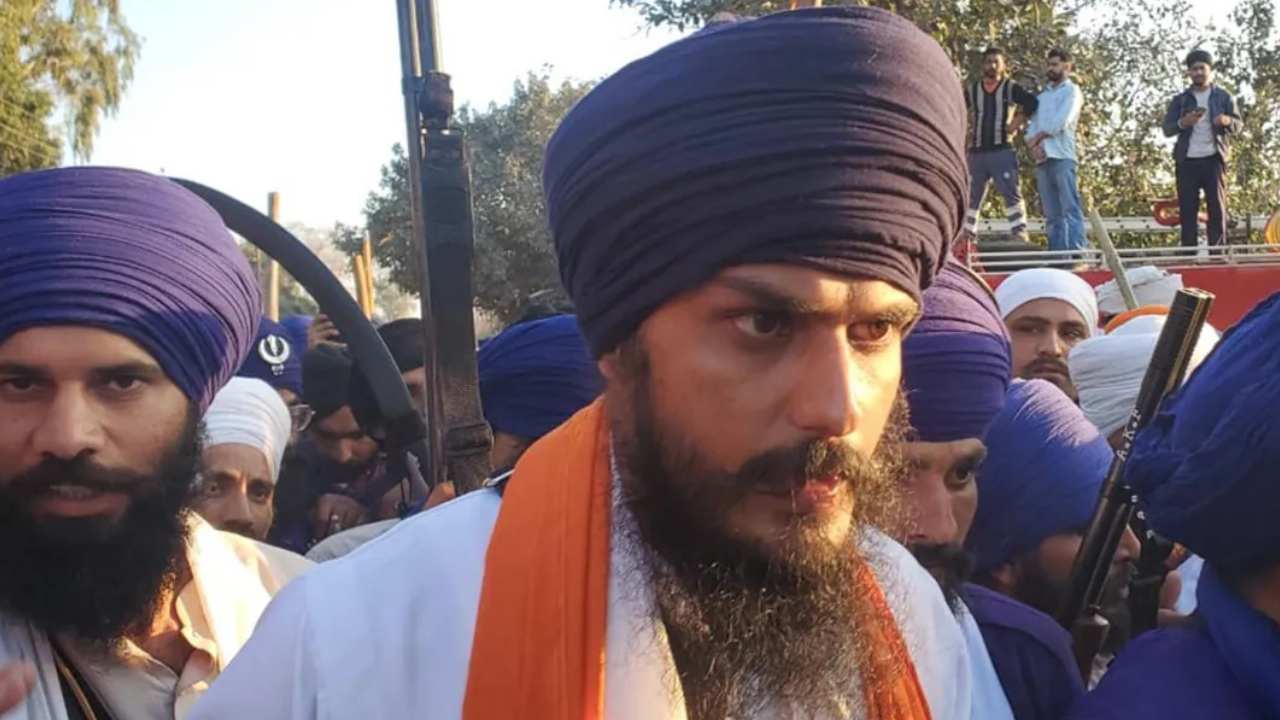 Amritpal Singh Arrest Operation: పంజాబ్‌లో ఇంటర్నెట్ సేవలు బంద్.. అమృతపాల్‌ సింగ్ కోసం కొనసాగుతున్న గాలింపు..