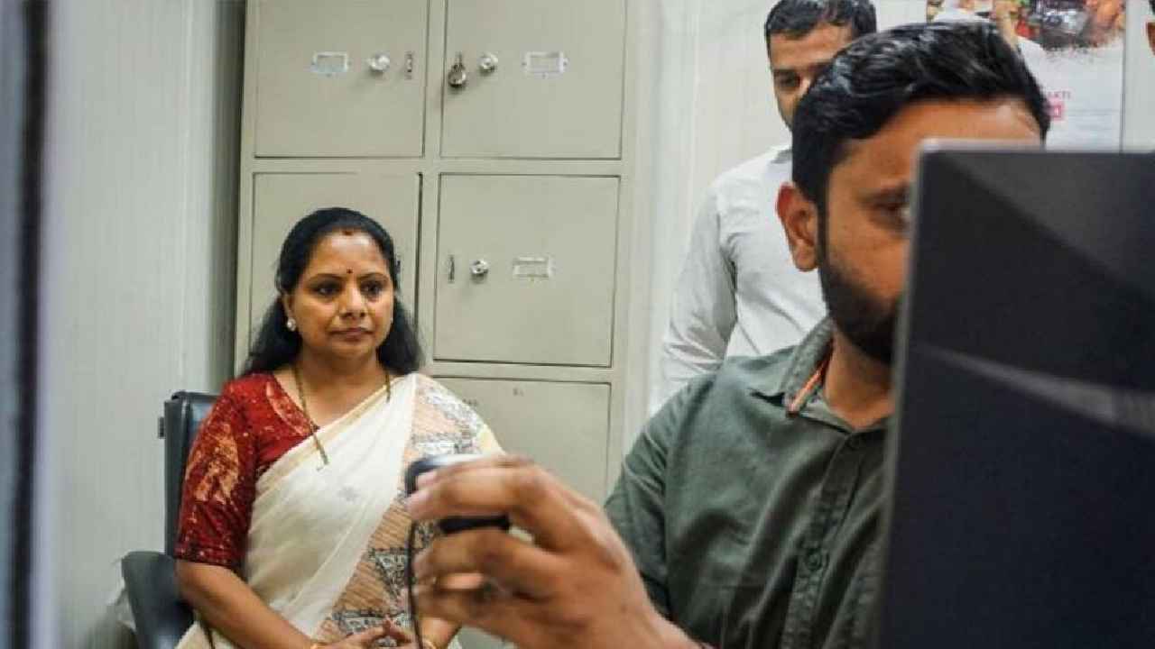 MLC Kavitha : కవిత ఈడీ విచారణలో కీలక ట్విస్ట్, అధికారుల చేతిలో ఫోన్