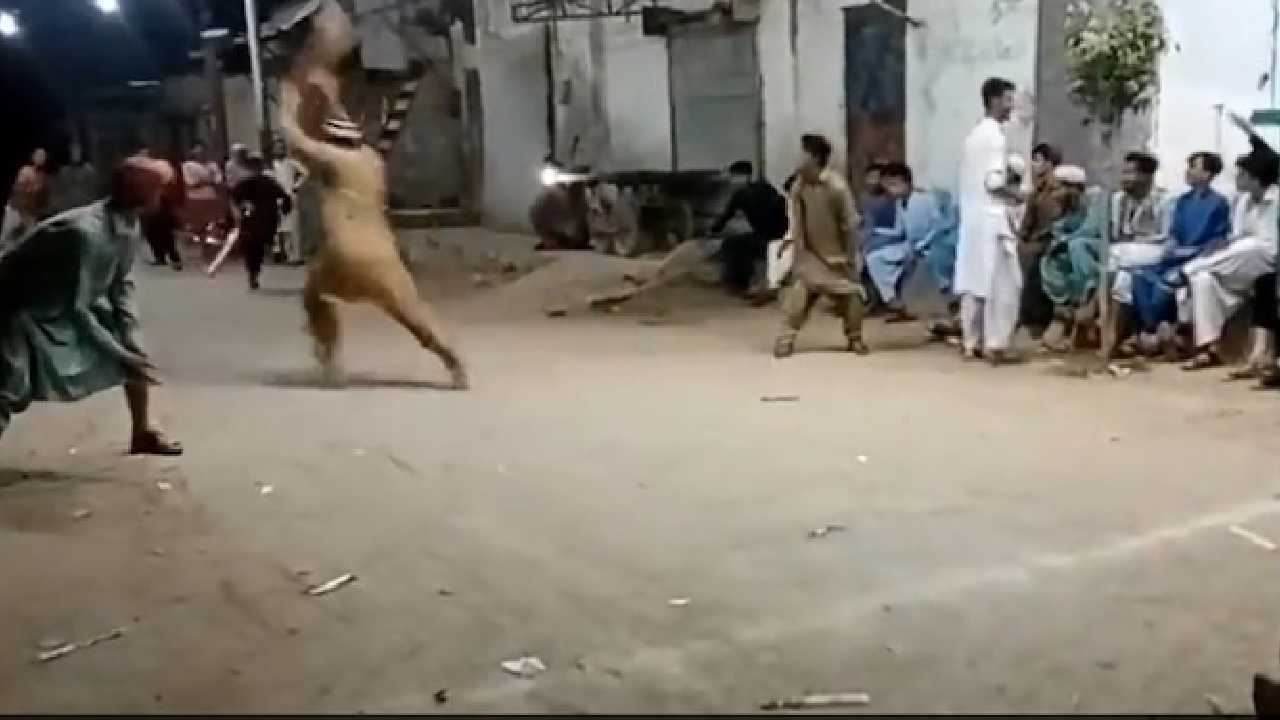 Viral Video: ఇలా కూడా బ్యాటింగ్ చేస్తారా.. ఇది కదా గల్లీ క్రికెట్ అంటే.. హిలేరియస్ వీడియో!