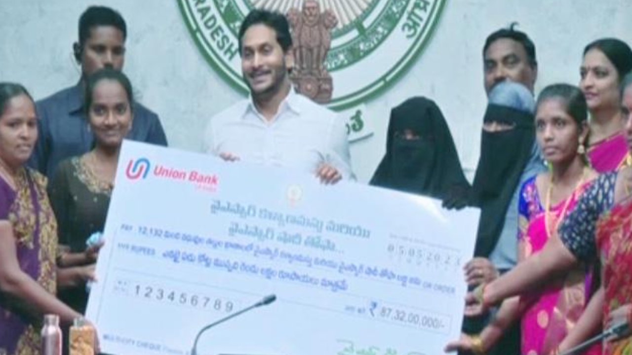 AP CM YS Jagan: చదువు ఉంటేనే పేదరికం నుంచి బయటపడగలం.. కల్యాణమస్తు, షాదీతోఫా నిధులు విడుదల చేసిన జగన్ ..