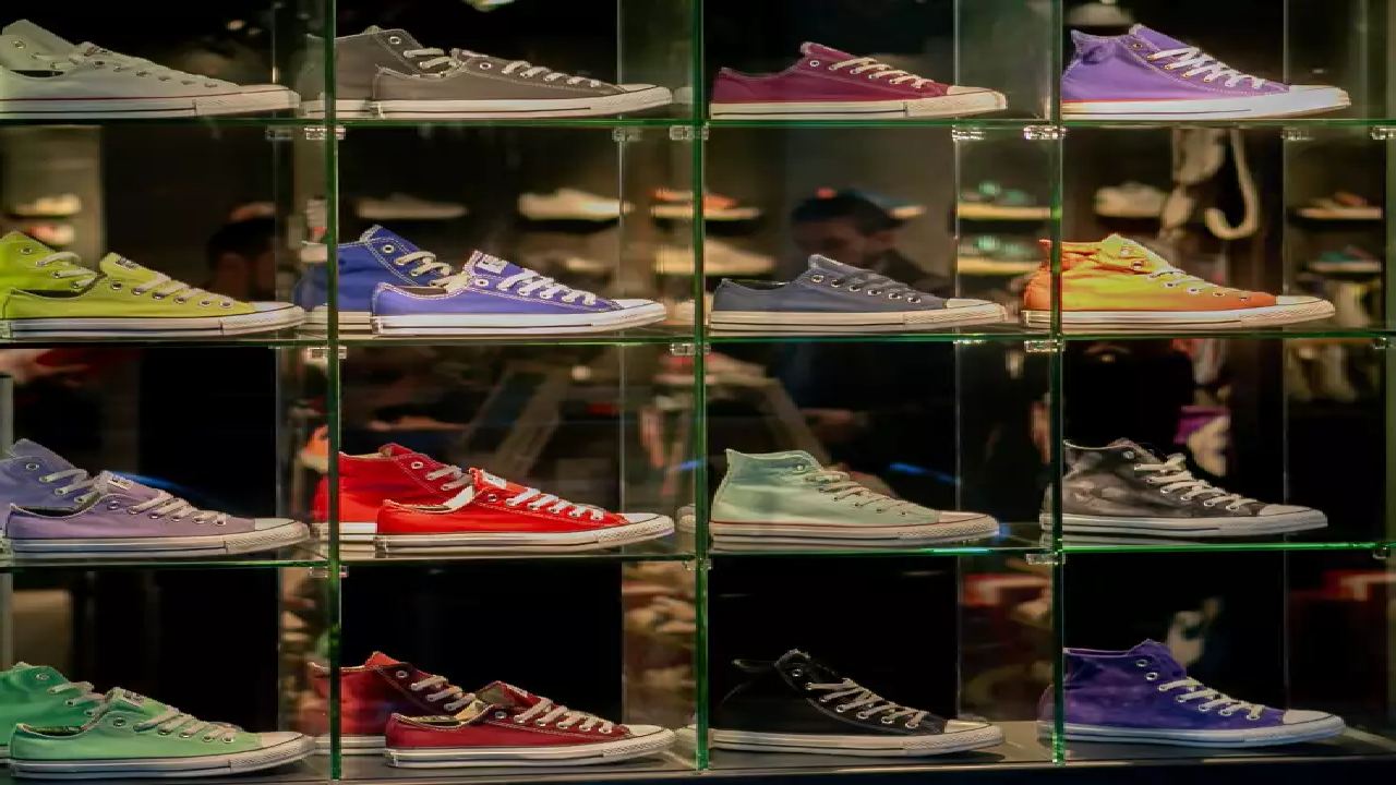 Theft of 200 shoes : రూ.10 లక్షల విలువైన షూలు కొట్టేసారు.. పాపం అన్నీ కుడి పాదానికి వేసుకునేవట..