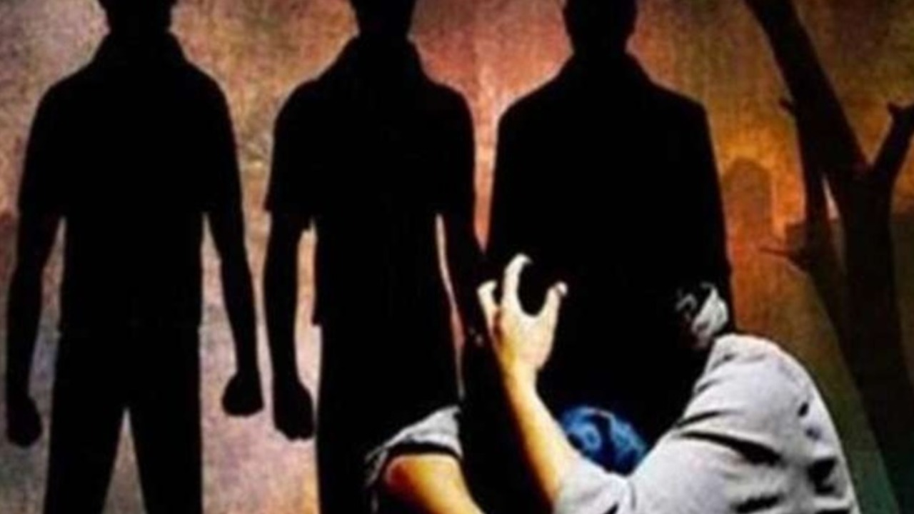 Dalit Girl Gang-Raped : దళిత బాలికపై ముగ్గురు విద్యార్థులు గ్యాంగ్ రేప్.. ఆమె స్నేహితుడి ముందే ఘాతుకం