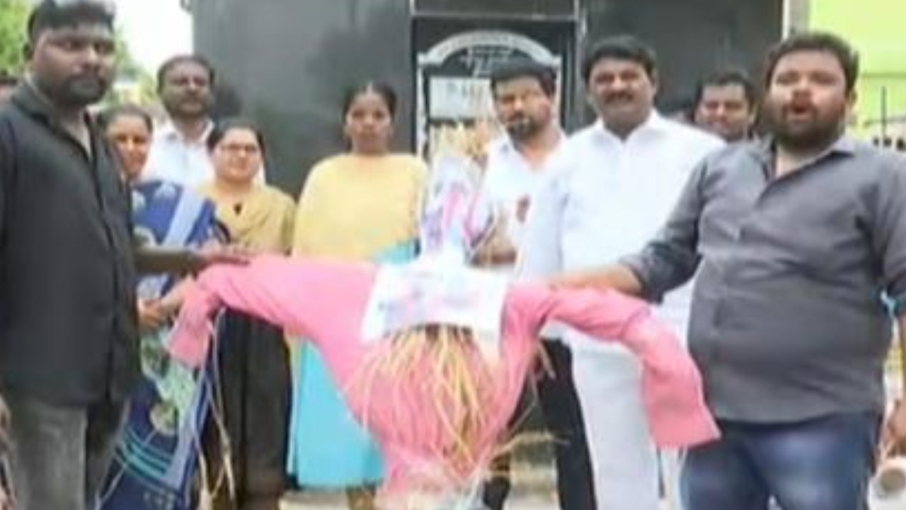 Eluru : పవన్ కళ్యాణ్ పై వైసీపీ, వాలంటీర్లు, దళిత సంఘాలు ఫైర్.. పవన్ దిష్టిబొమ్మలు దగ్ధం