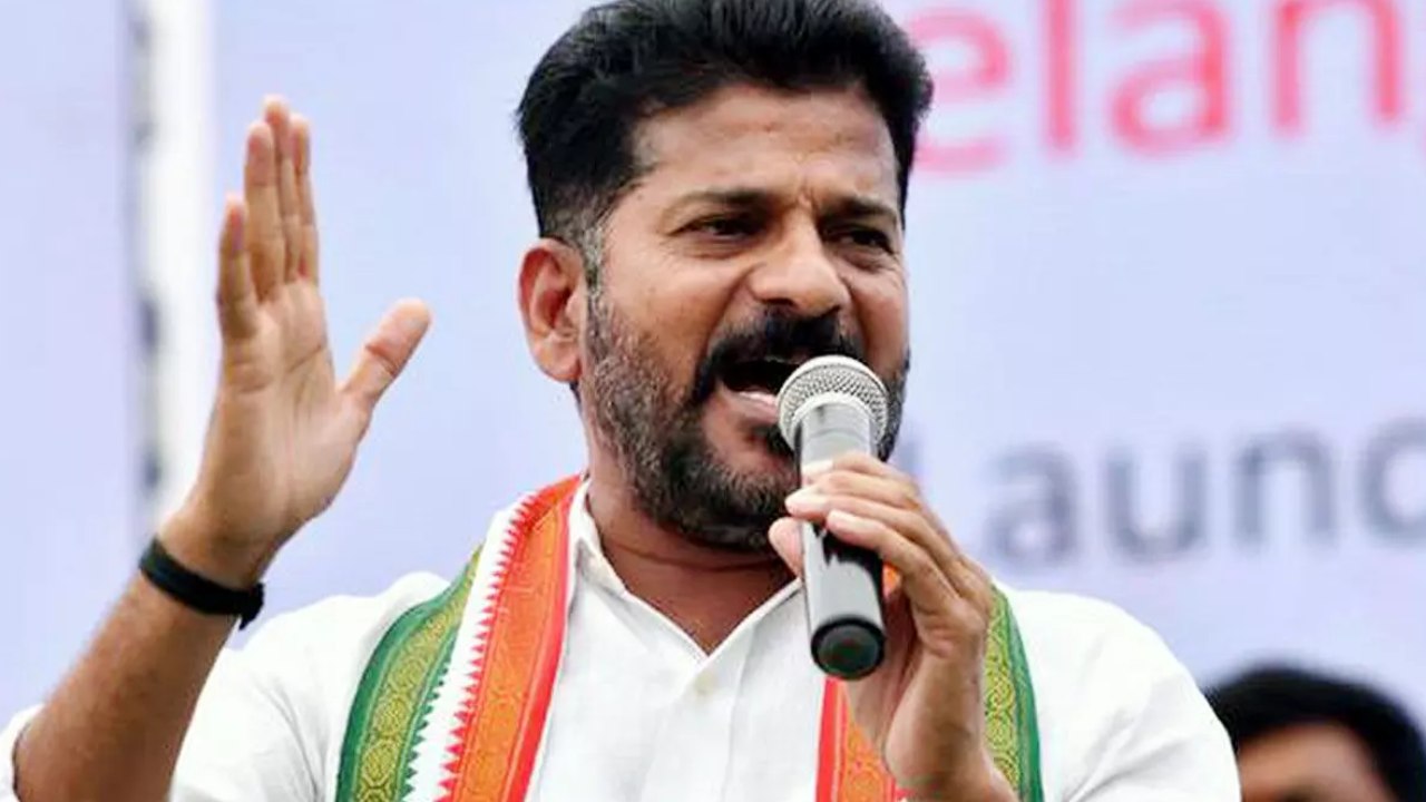 Revanth Reddy : కాంగ్రెస్ సభకు వచ్చేవారిని అడ్డుకుంటున్న పోలీసులు.. డీజీపీకి ఫిర్యాదు చేసిన రేవంత్ రెడ్డి