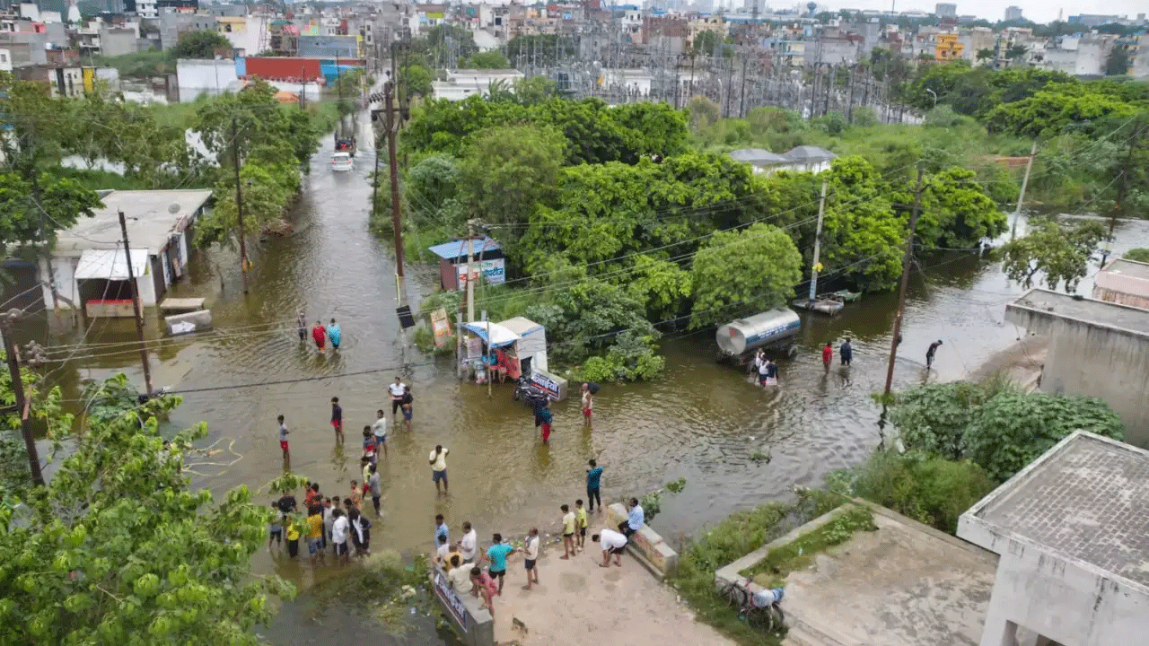 Delhi on flood alert : ఘజియాబాద్‌ను ముంచెత్తిన హిండన్ నది వరదనీరు..అలర్ట్