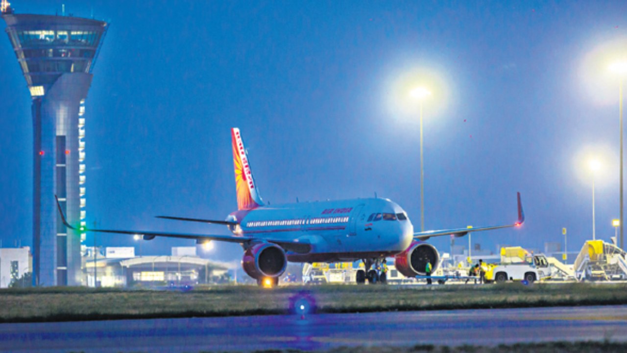 Shamshabad Airport : శంషాబాద్ ఎయిర్‌పోర్టులో అక్రమ బంగారం పట్టివేత.. ఇద్దరు అరెస్టు ..