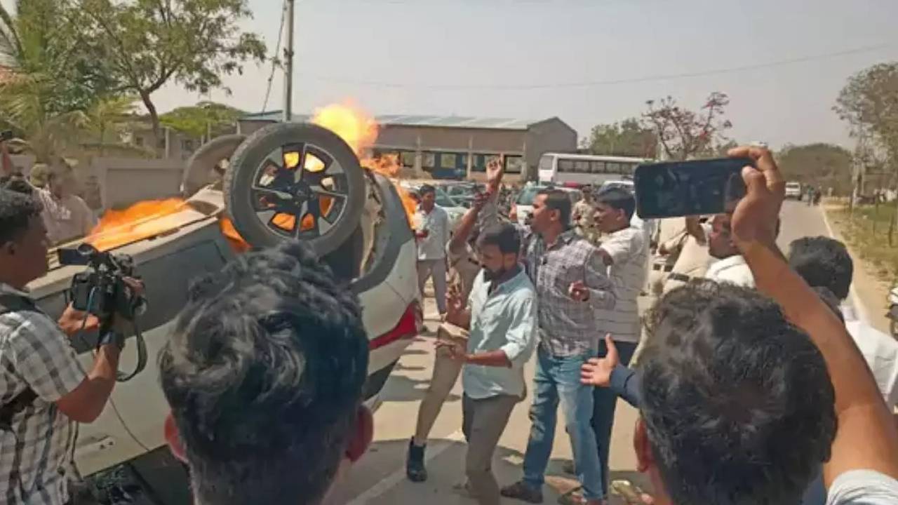 Kamareddy High Tension : కామారెడ్డిలో హైటెన్షన్.. ఎమ్మెల్యే సవాల్.. చర్చకు సై అన్న కాంగ్రెస్ వర్గాలు.. కారు అద్దాలను పగలగొట్టి.. నిప్పుపెట్టి.. రచ్చరచ్చ