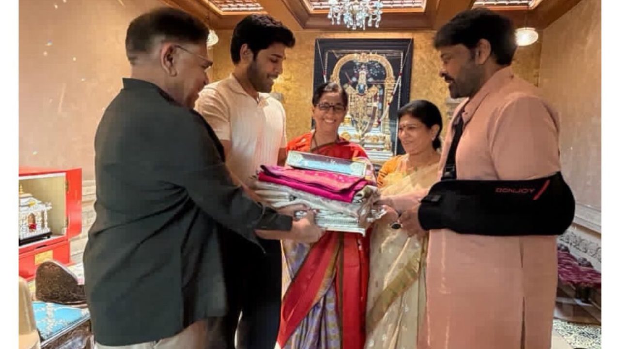 Allu Sirish Wedding : అల్లు వారింట మొదలైన పెళ్లి సందడి.. అల్లు శిరీష్ ఫస్ట్ పెళ్లి కార్డు మెగాస్టార్ కే.. ఫోటో వైరల్..