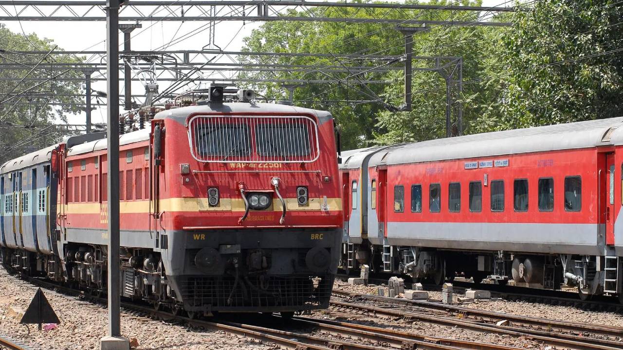 Special Trains: రైల్వే ప్రయాణికులకు దక్షిణ మధ్య రైల్వే శుభవార్త.. ఆ ప్రాంతాల మీదుగా వీక్లీ ఎక్స్‌ప్రెస్, ప్రత్యేక రైళ్లు.. ఫుల్ డీటెయిల్స్ ఇవే..