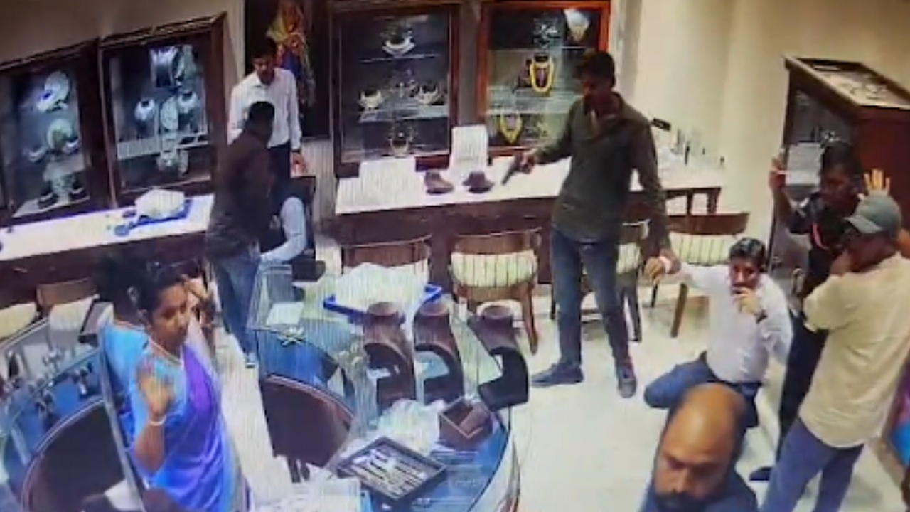Karimnagar Jewellery Robbery: కరీంనగర్ జ్యువెల్లరీ షాపులో చోరీ వారిపనే.. నిర్ధారణకు వచ్చిన పోలీసులు..