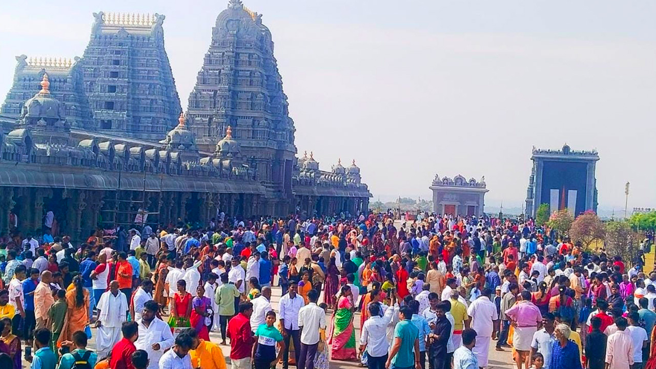 Yadagirigutta Temple: యాదగిరిగుట్టకు పోటెత్తిన భక్త జనం.. స్వామిని దర్శించుకున్న 92 వేల మంది భక్తులు