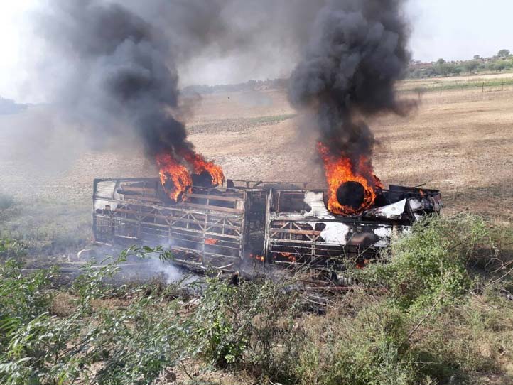 UP: 4 dead, 15 injured after a bus caught fire in Banda