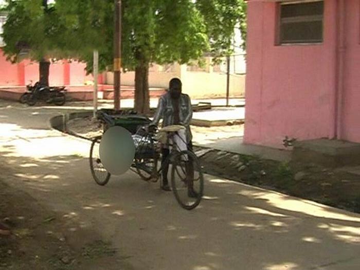Firozabad: Woman’s dead body carried on rickshaw for postmortem