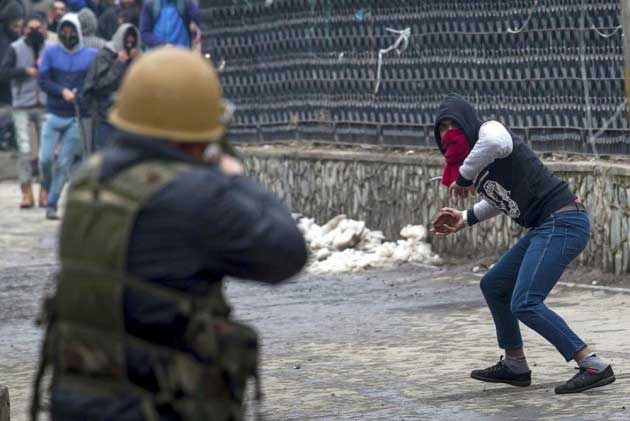 Encounter ends in Pulwama, stone pelting starts