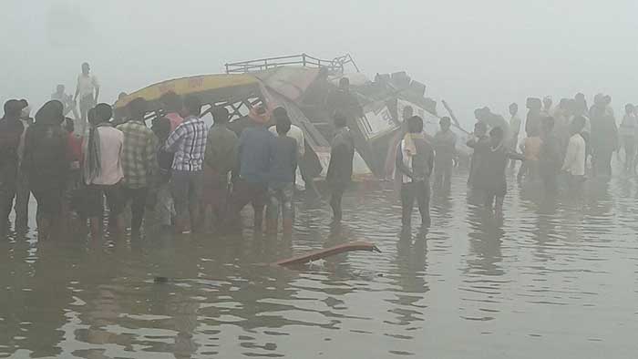 Bus falls in Ken river, driver dead, 4 injured