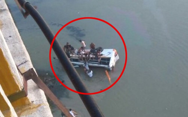 Bus falls off Rajasthan bridge, kills 32 Bus falls off Rajasthan bridge, kills 32