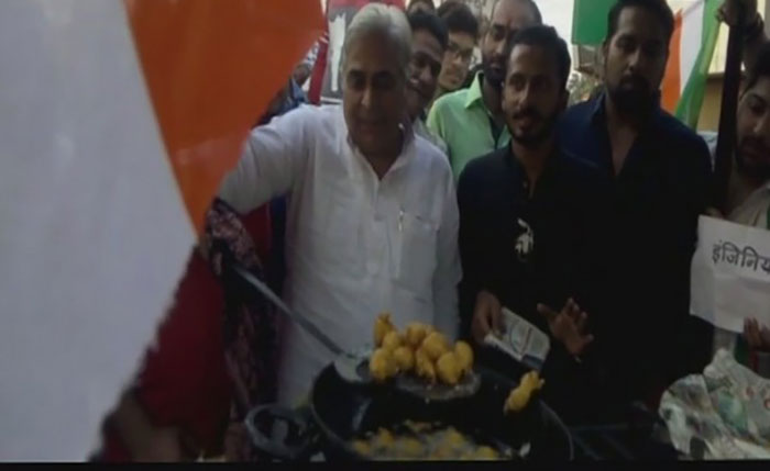 Chhattisgarh: Congress stages ‘Pakora’ protest