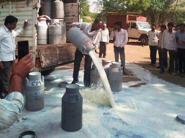 Farmers’ protest continues on Day 2, Khattar tags it a non-issue Farmers’ protest continues on Day 2, Khattar tags it a non-issue