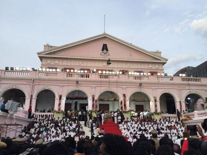 2 dead and 33 injured in scuffle and stampede outside Rajaji Hall