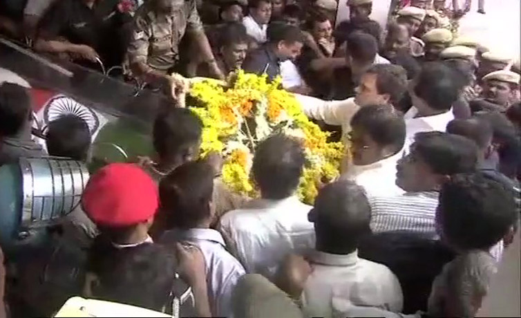 Congress President Rahul Gandhi pays homage to Karunanidhi