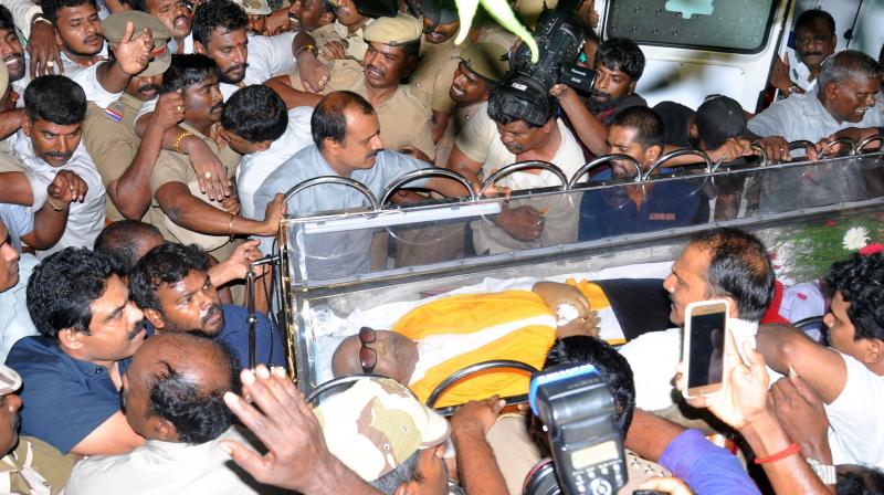 Madras HC allows Karunanidhi’s body to be buried on the Marina
