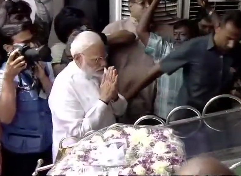 PM Modi pays his tribute to Karunanidhi at Rajaji Hall PM Modi pays his tribute to Karunanidhi at Rajaji Hall