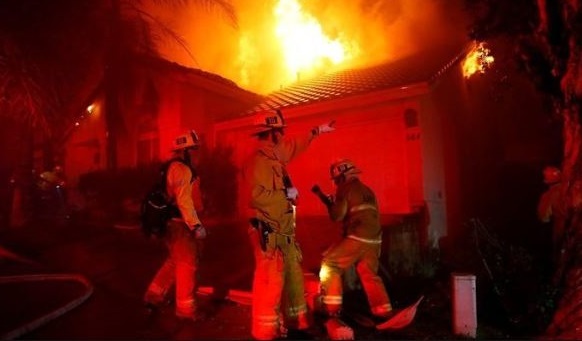 Thousands flee from wildfires in California Thousands flee from wildfires in California