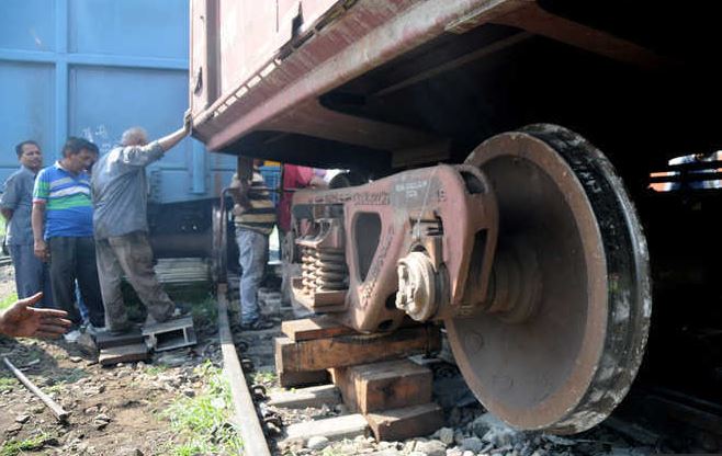 Two coaches of Chennai-Mangalore superfast derail Two coaches of Chennai-Mangalore superfast derail