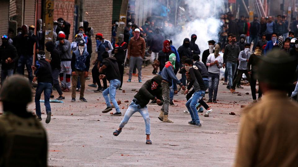 2 senior police officer among several cops injured in violence in Srinagar