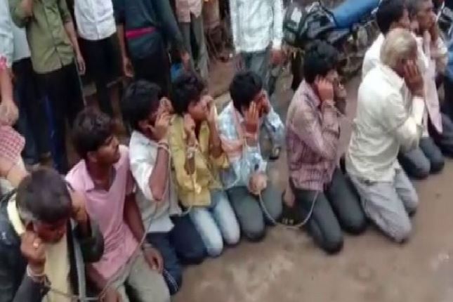 Khandwa: Villagers chain 16 cow smugglers; police register case