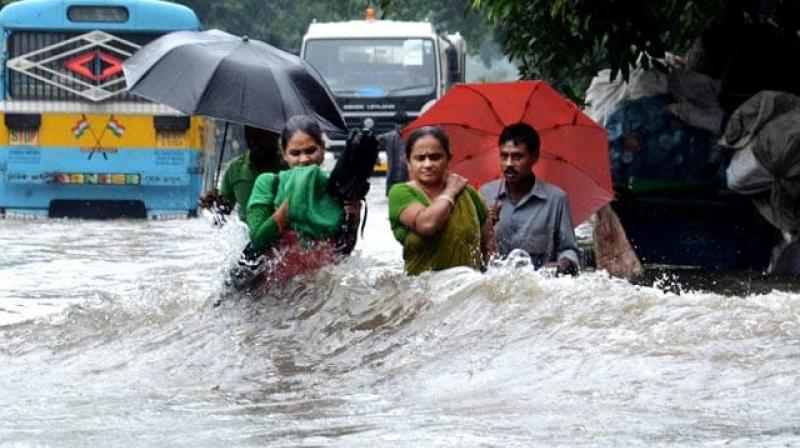 Rain affects normal life in Kolkata