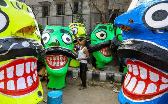 Bhopal: Amid heavy rainfall, waterproof Ravana effigies installed for Dussehra