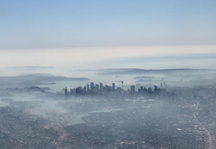 Sydneysiders urged to stay indoors as Australian bushfire smoke blankets city