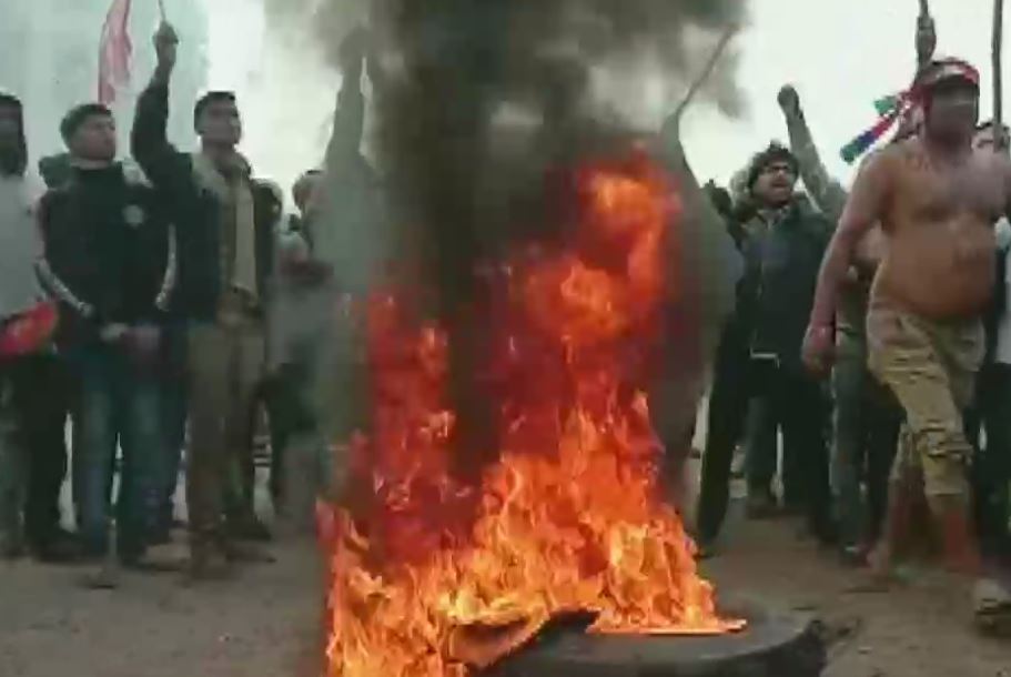 Bihar Bandh: RJD supporters use buffalo to block highway in Vaishali, protest at railway line in Darbhanga