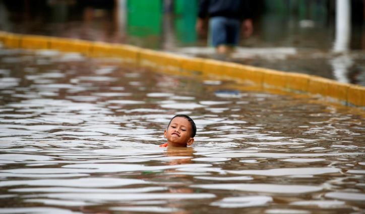 Flood death toll rises in Jakarta, tens of thousands evacuated