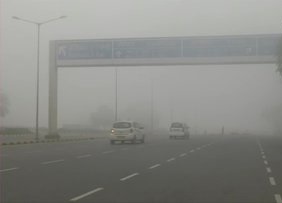 Dense fog engulfs Delhi-NCR Dense fog engulfs Delhi-NCR