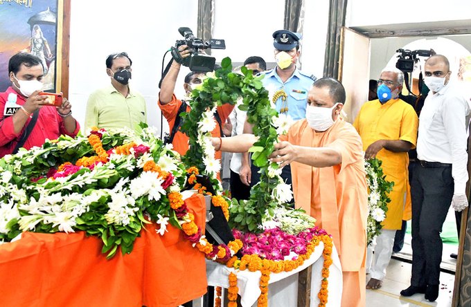 UP CM, Deputy CM pay last respects to MP Governor Lalji Tandon