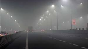 Blanket of fog shrouds Delhi, air quality remains in ‘very poor’ category Blanket of fog shrouds Delhi, air quality remains in ‘very poor’ category