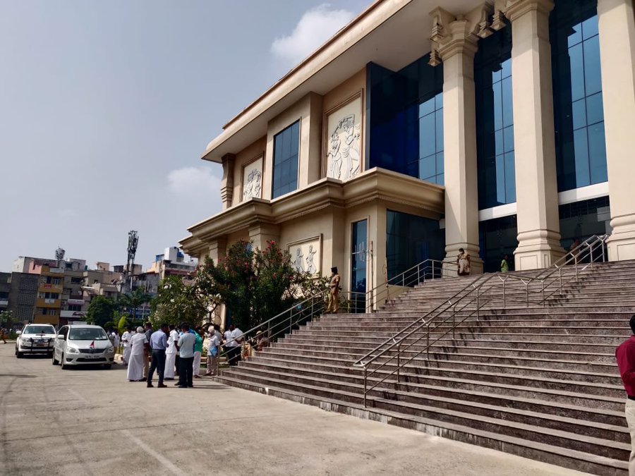 DMK walks out of TN Assembly after arguing with Guv DMK walks out of TN Assembly after arguing with Guv